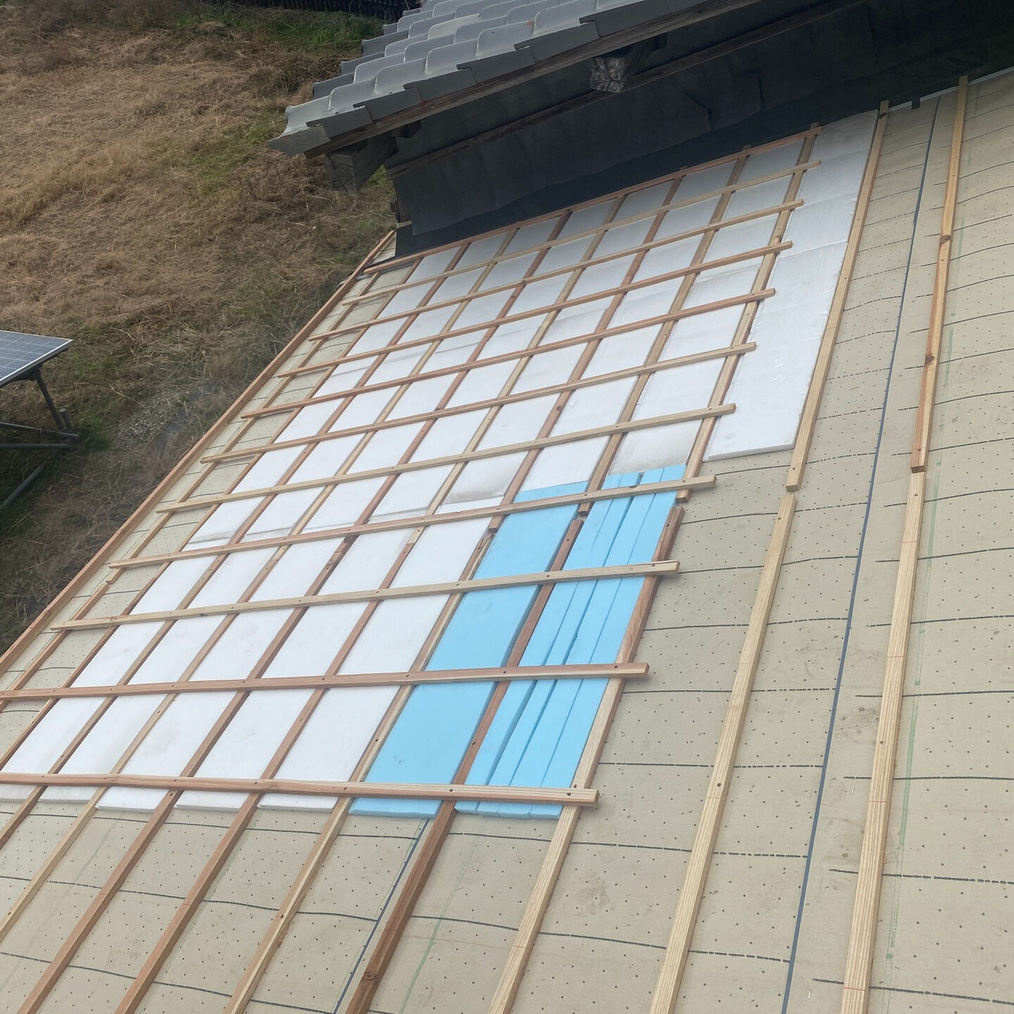 🏠 本日は屋根についての豆知識をお届けします！葺き替え工事は